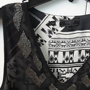 Top by Guess embroided V neck decaultee